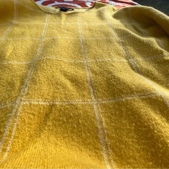 Tahari Yellow Checkered Sweatshirt size small top - Picture 5 of 10